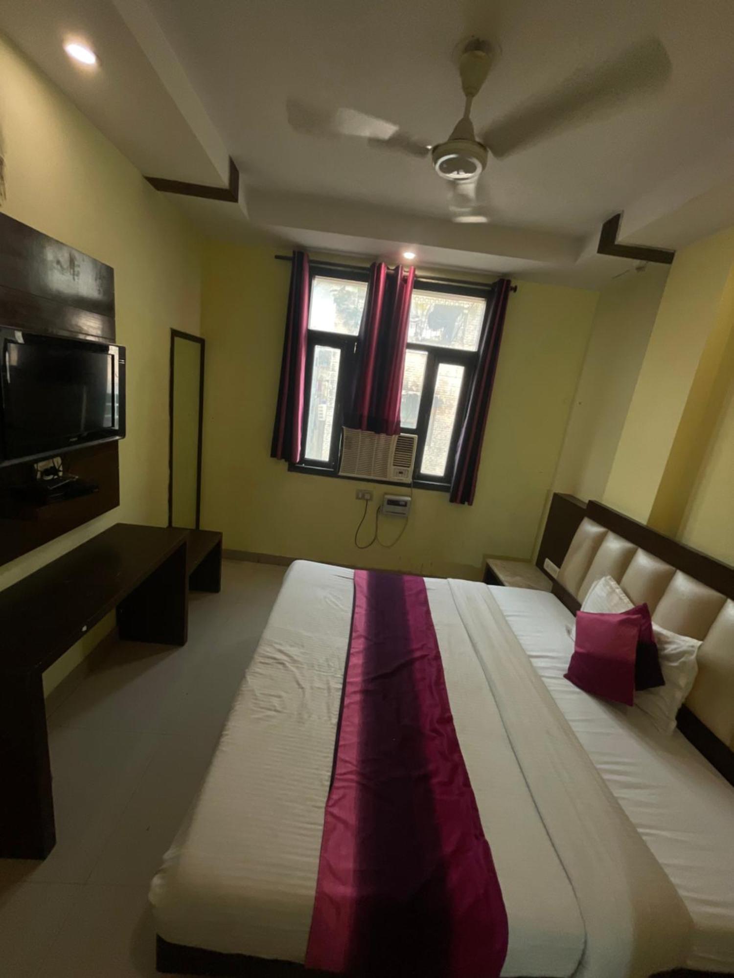 Hotel Golden Gate New Delhi Exterior photo