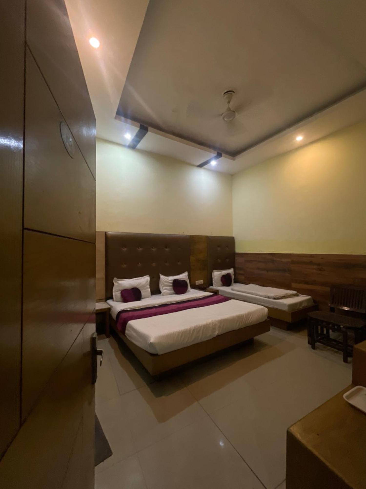 Hotel Golden Gate New Delhi Exterior photo