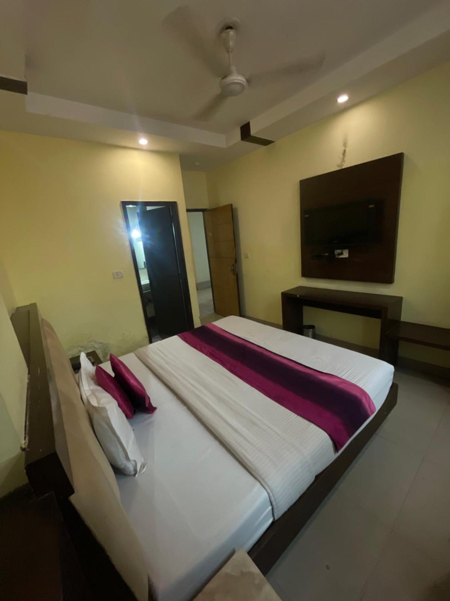 Hotel Golden Gate New Delhi Exterior photo